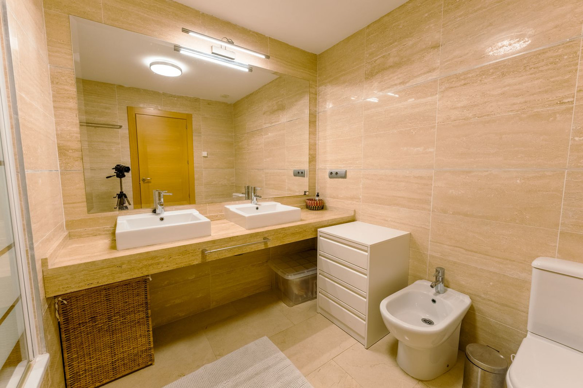 2 Bedroom Apartment in Estepona - Photo 22
