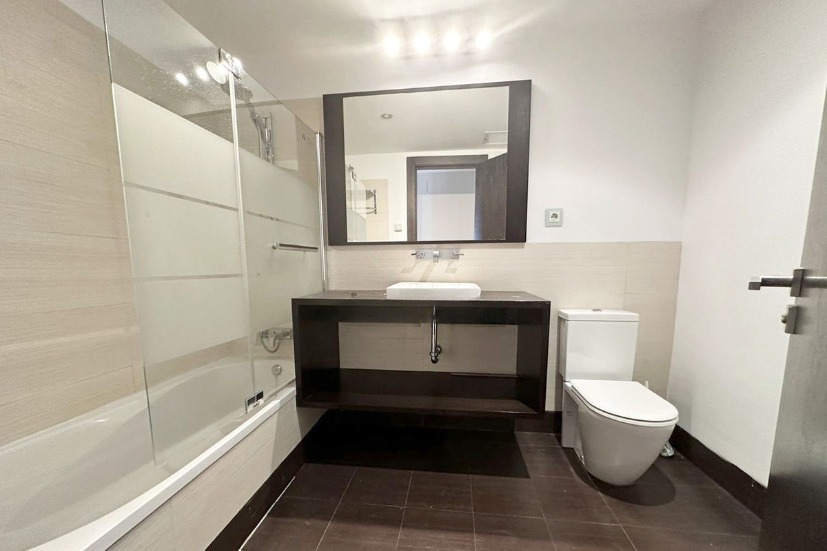 2 Bedroom Apartment in Benahavís - Photo 9