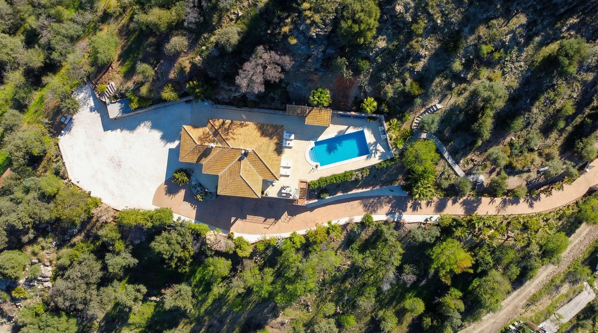 Chalet de 4 dormitorios con piscina en Málaga – Foto 3
