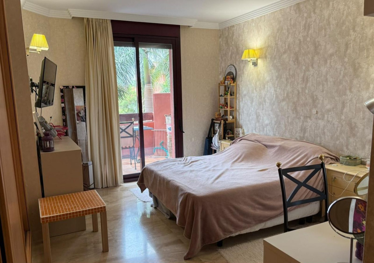2 Bedroom Apartment in Estepona - Photo 18