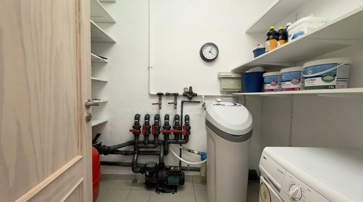 Chalet de 4 dormitorios con piscina en Málaga – Foto 29