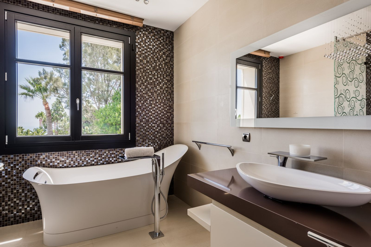 7 Bedroom Villa in Marbella - Photo 23