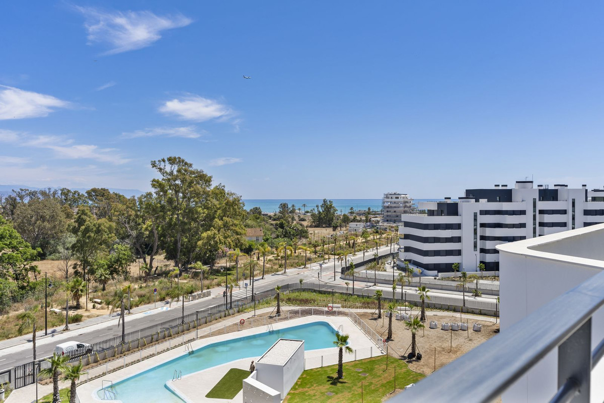 2 Bedroom Penthouse in Torremolinos - Photo 3