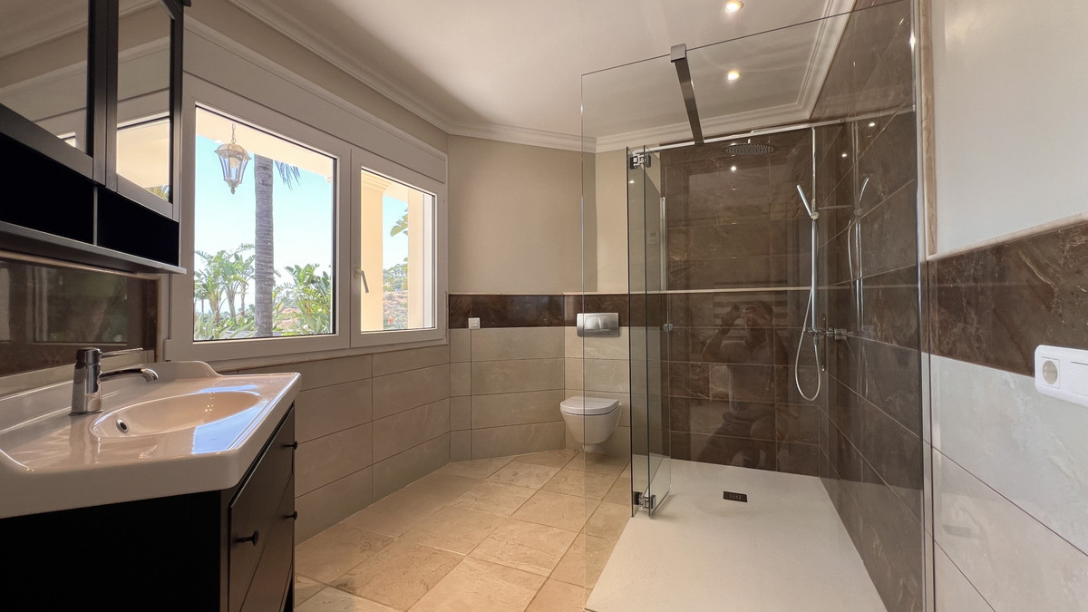 4 Bedroom Villa in Estepona - Photo 23