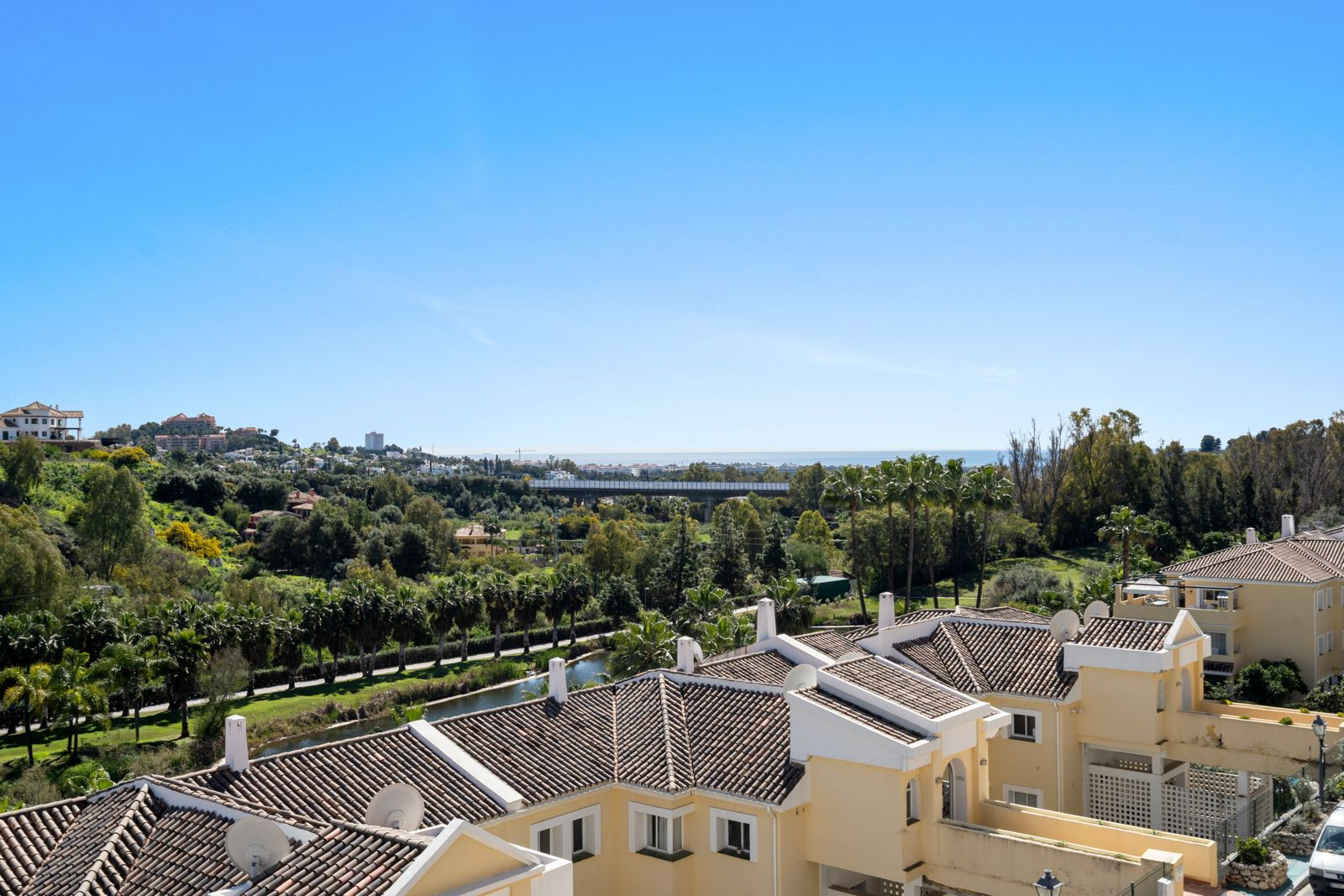 3 Bedroom Penthouse in Benahavís - Photo 19