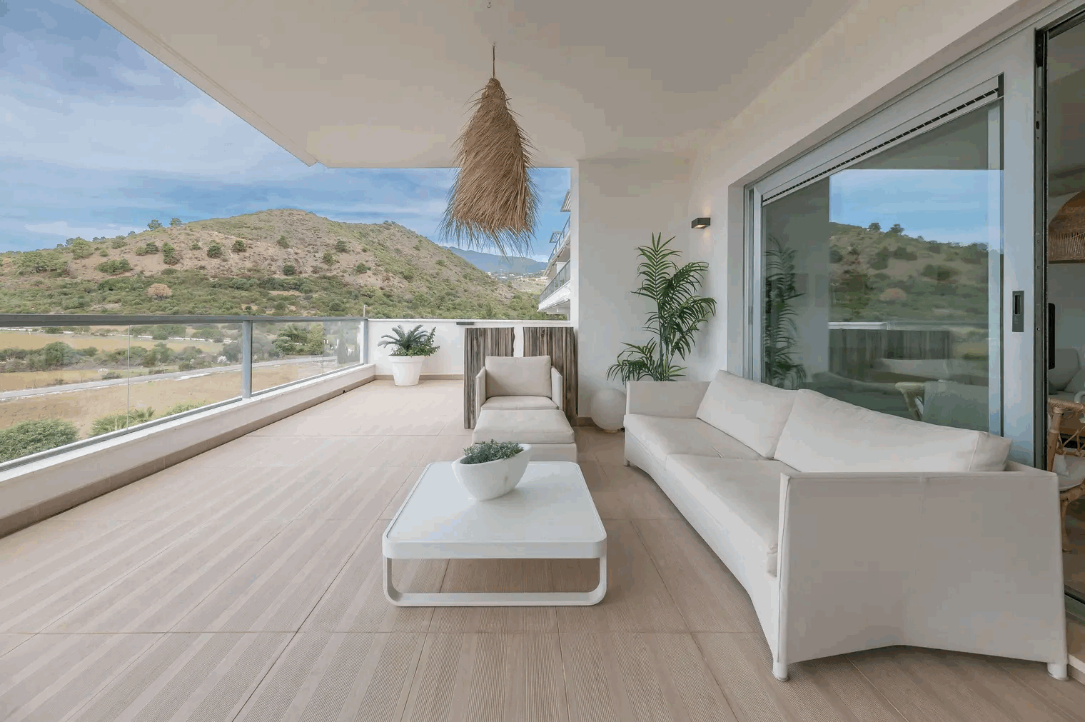 3 Bedroom Apartment in Benahavís - Photo 5
