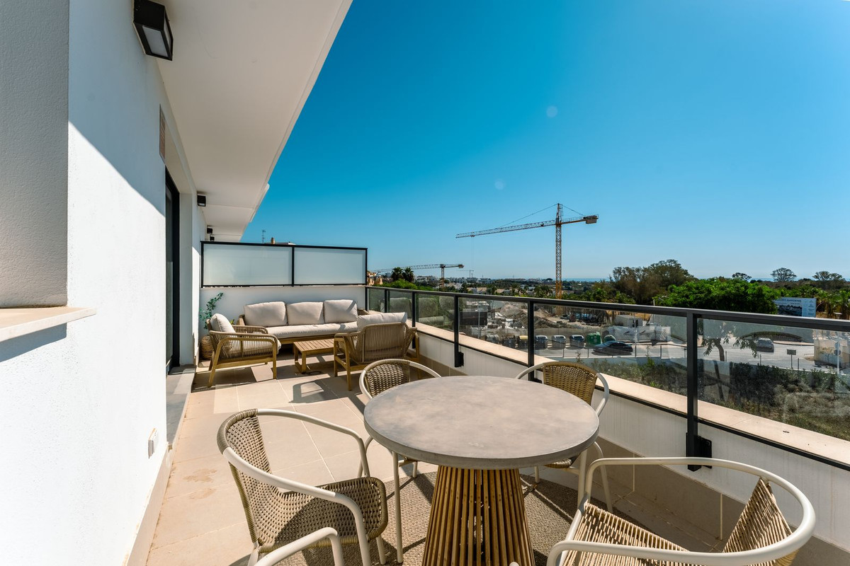 2 Bedroom Penthouse in Estepona - Photo 25
