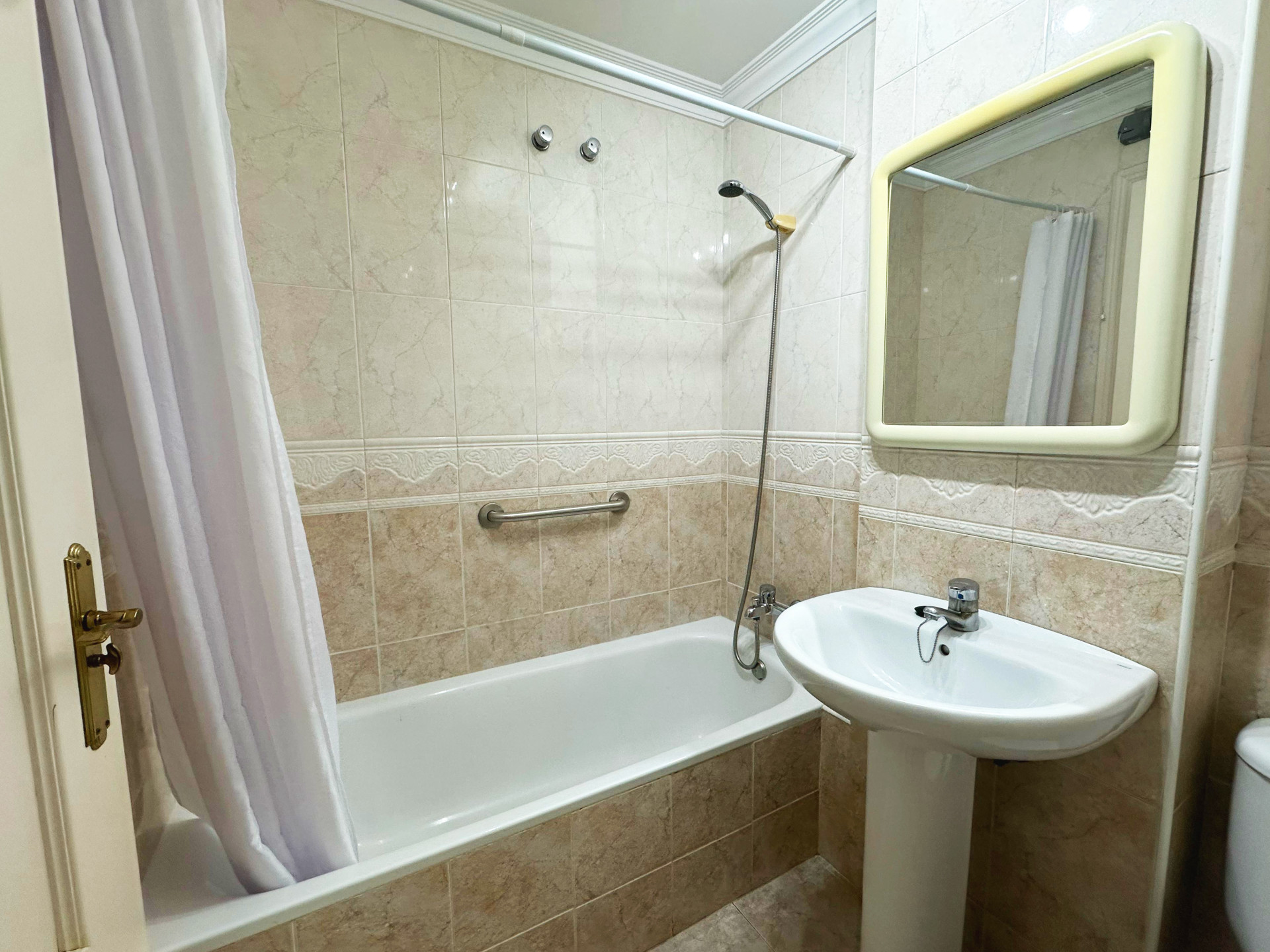 2 Bedroom Apartment in Estepona - Photo 12