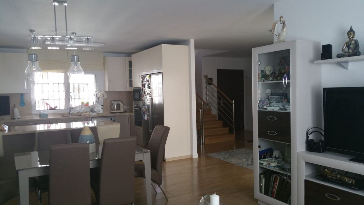 6 Bedroom Townhouse in San Pedro de Alcántara - Photo 2