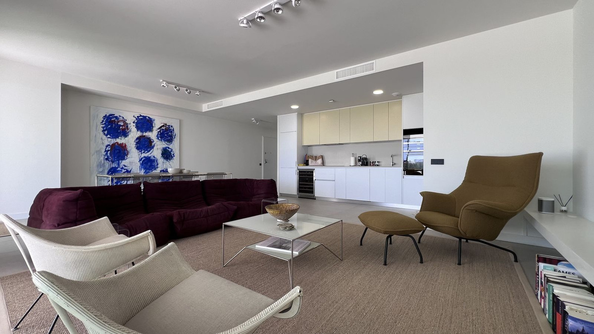 3 Bedroom Apartment in Marbella - Photo 2