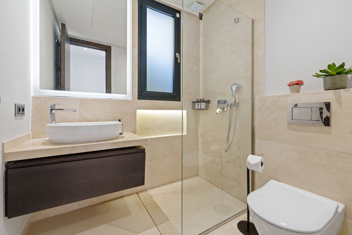 6 Bedroom Villa in Marbella - Photo 2