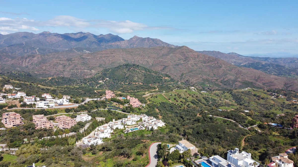 2 Bedroom Apartment in Marbella - Photo 32