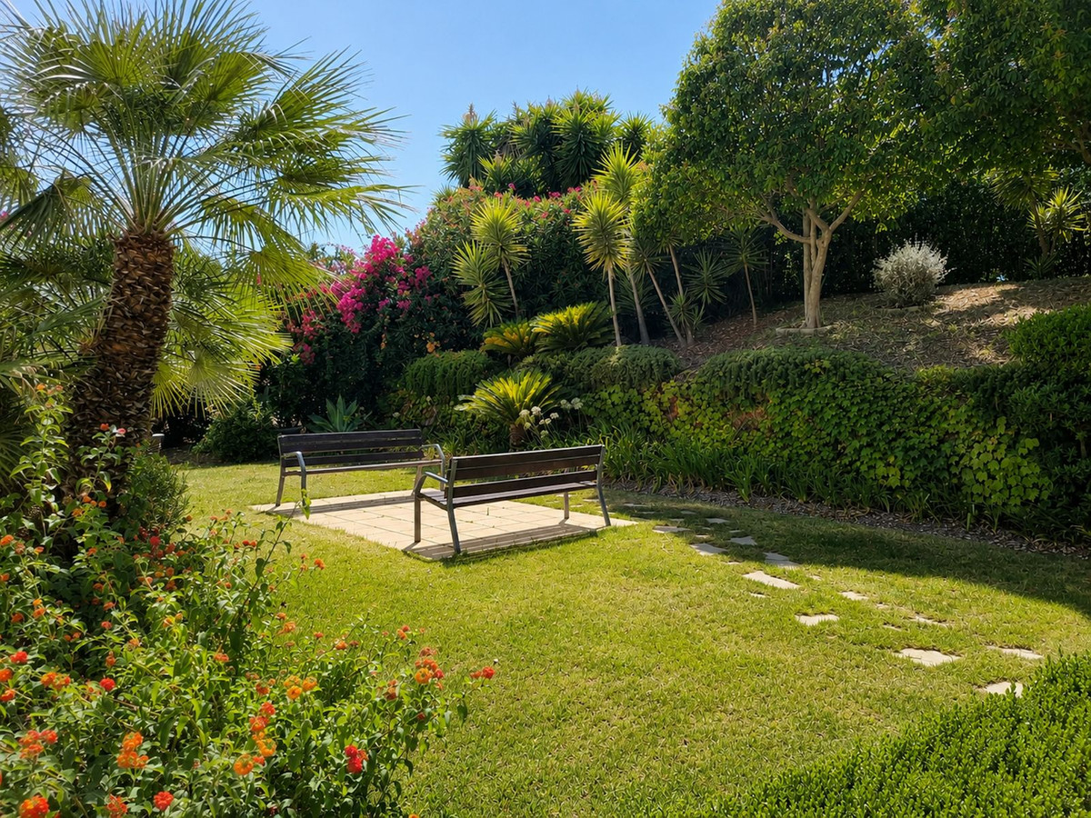 2 Bedroom Penthouse in Estepona - Photo 14