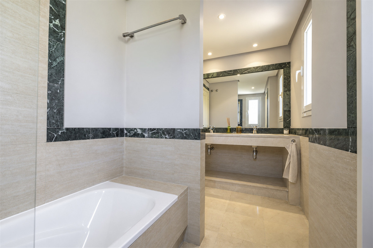 3 Bedroom Penthouse in Benahavís - Photo 16