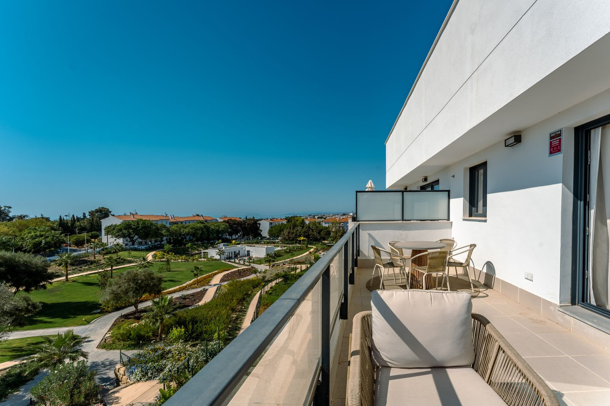 2 Bedroom Penthouse in Estepona - Photo 5