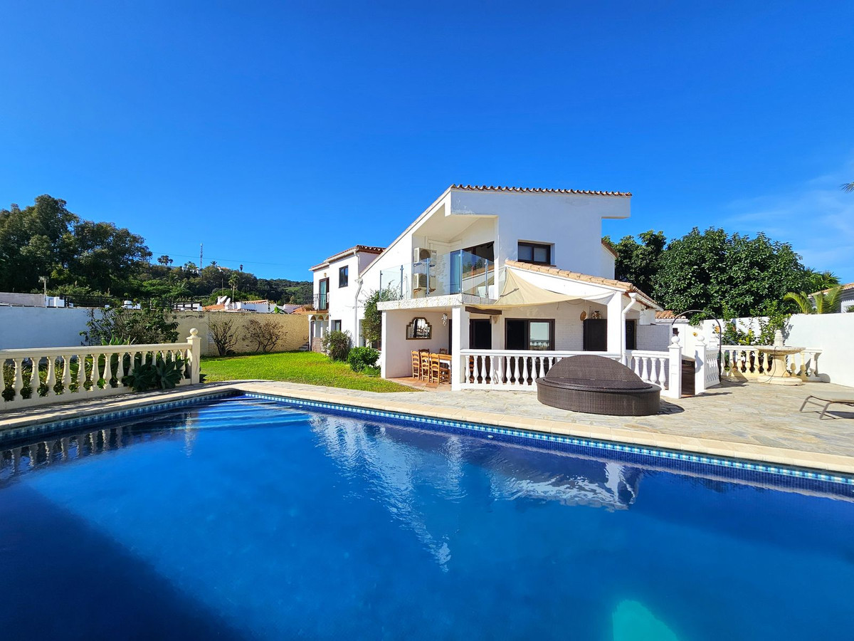 6 Bedroom Villa in Estepona - Photo 2
