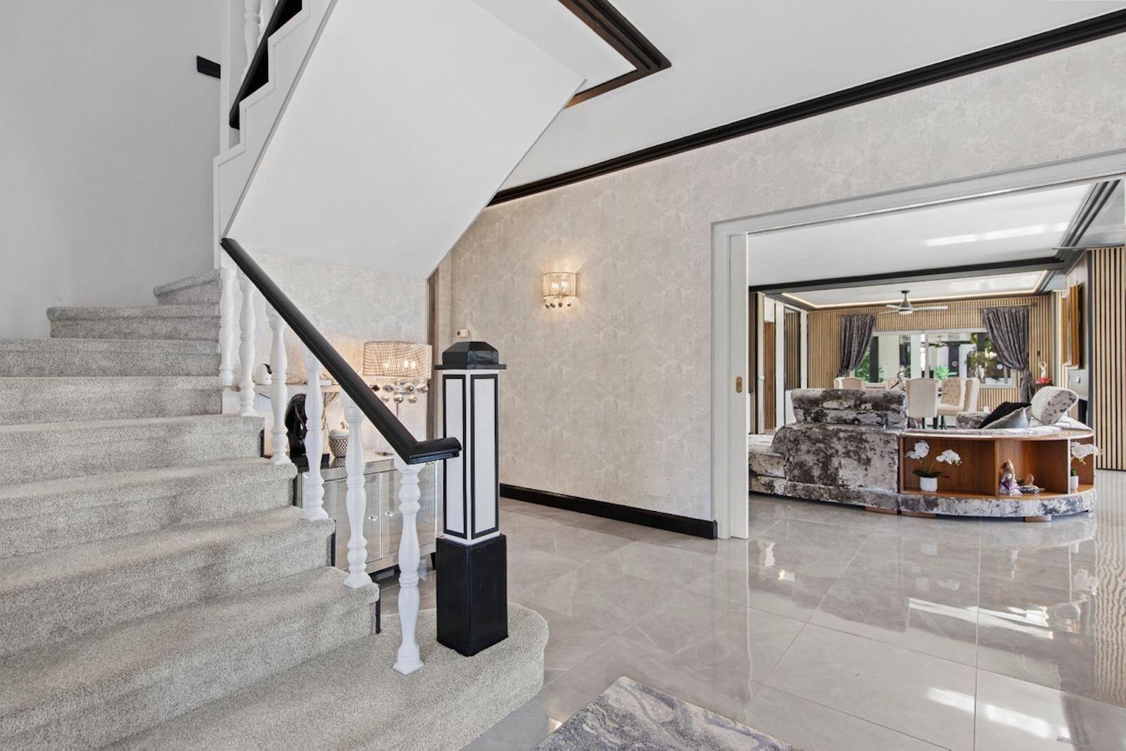 5 Bedroom Villa in Estepona - Photo 8