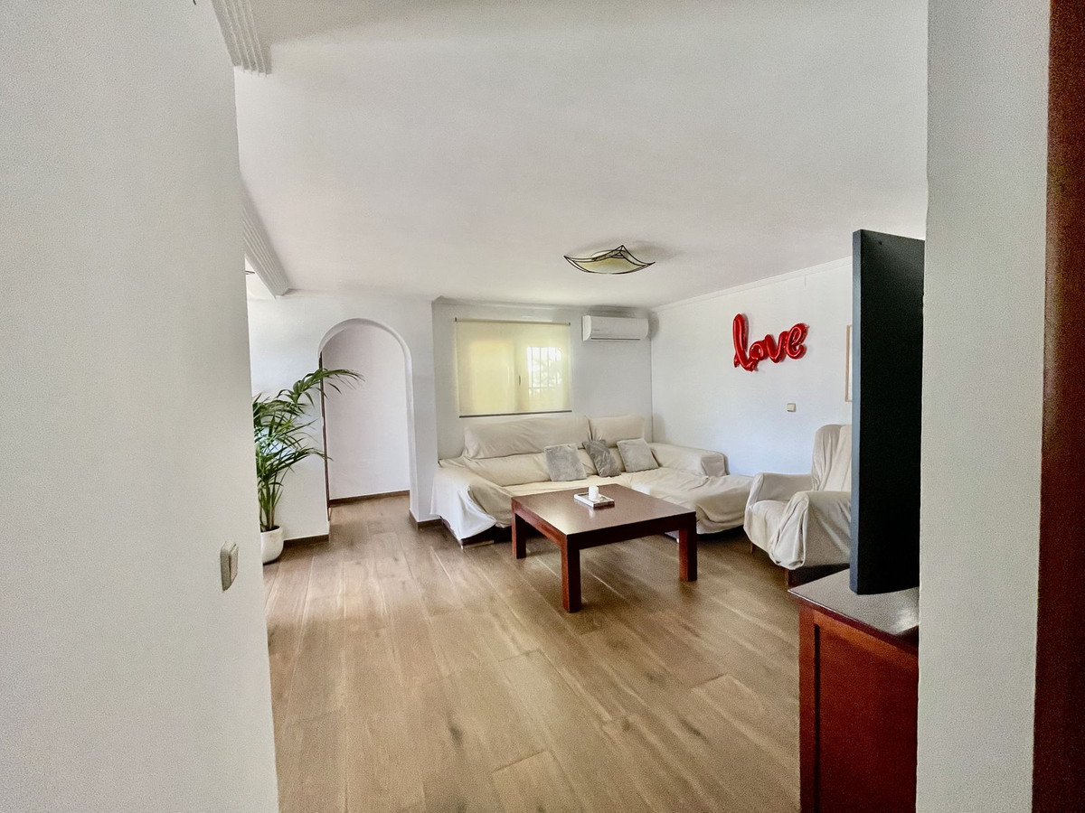 2 Bedroom Apartment in Benalmádena - Photo 2