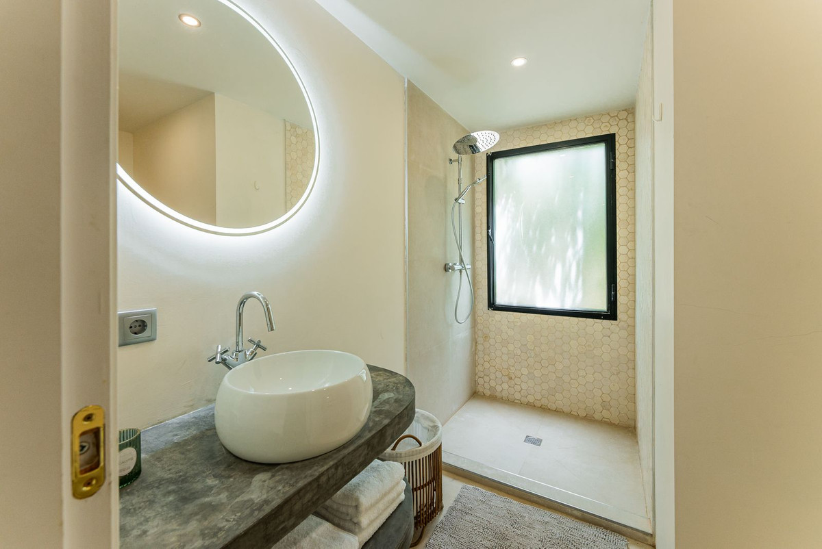 4 Bedroom Villa in Estepona - Photo 19