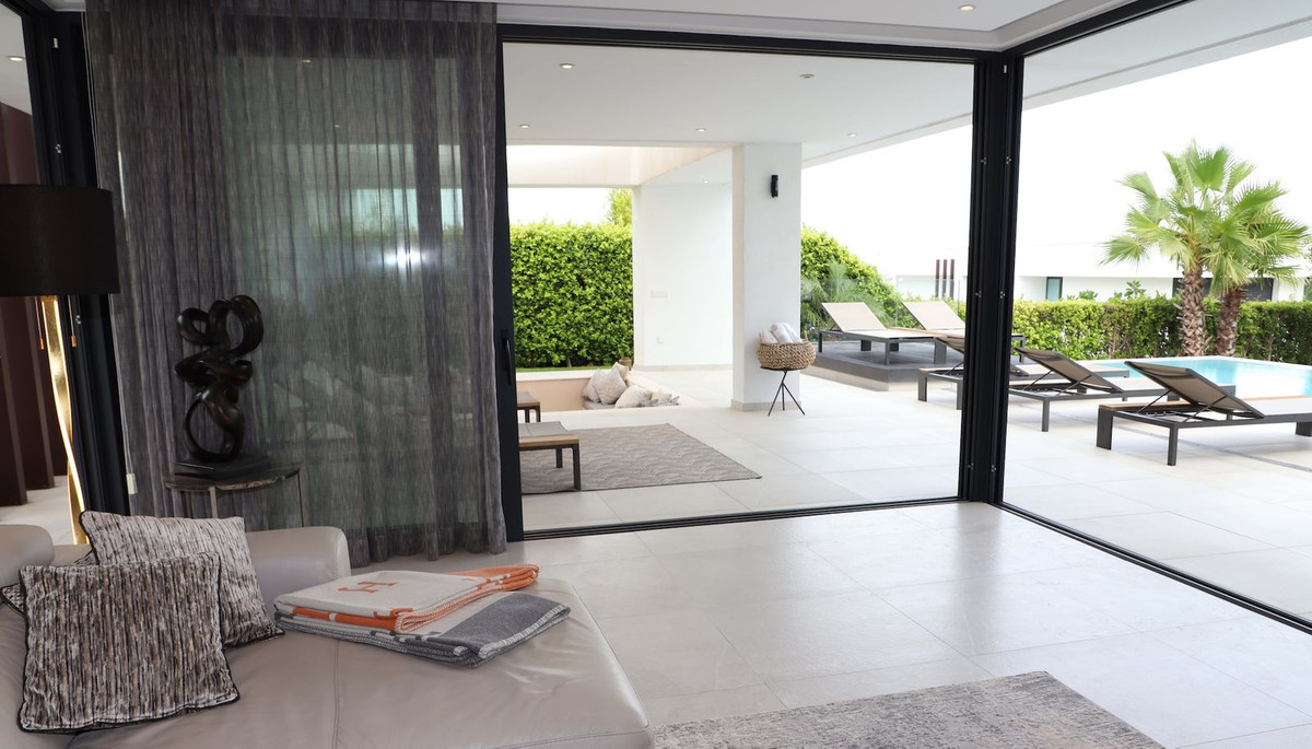 5 Bedroom Villa in Estepona - Photo 9