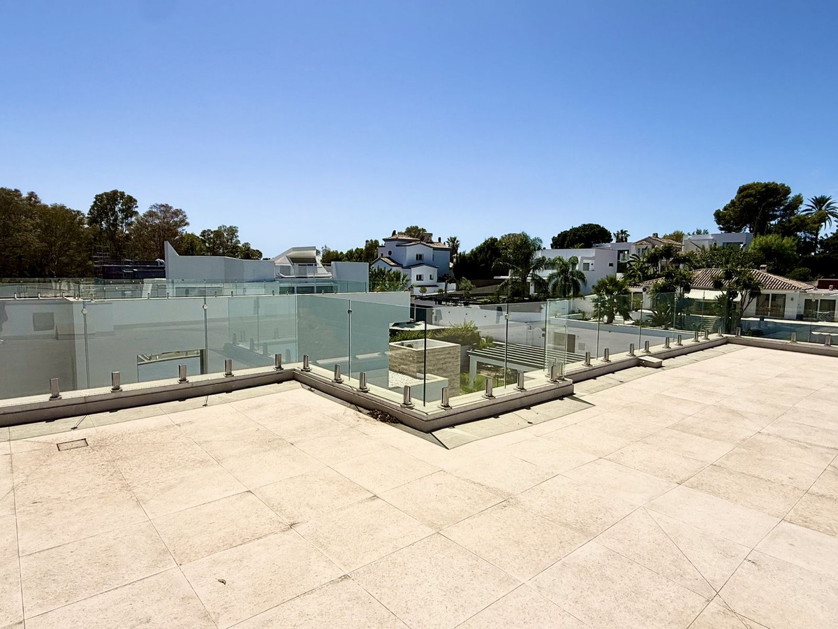 6 Bedroom Villa in Estepona - Photo 34