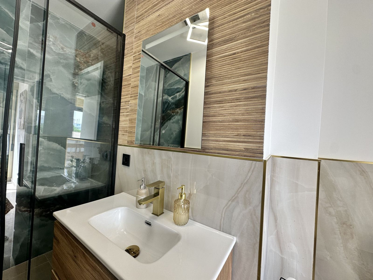 2 Bedroom Apartment in Fuengirola - Photo 19