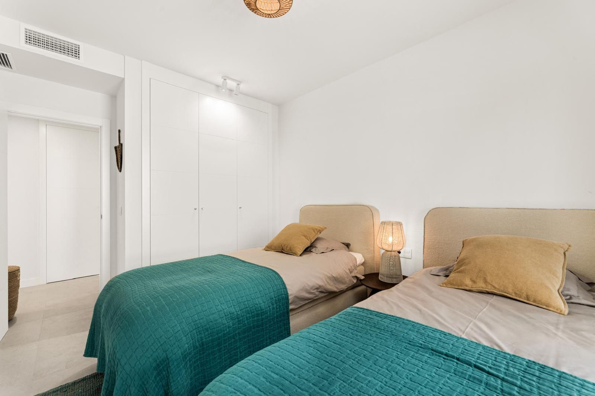 3 Bedroom Apartment in Estepona - Photo 11