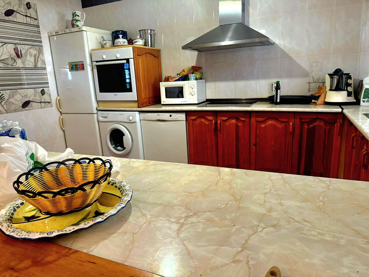 4 Bedroom Villa in Marbella - Photo 12