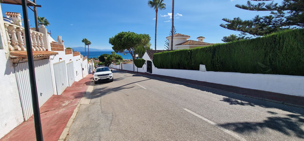 2 Bedroom Villa in Manilva - Photo 2