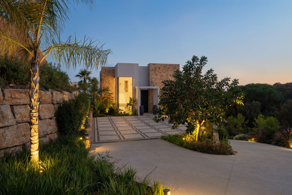 5 Bedroom Villa in Marbella - Photo 3