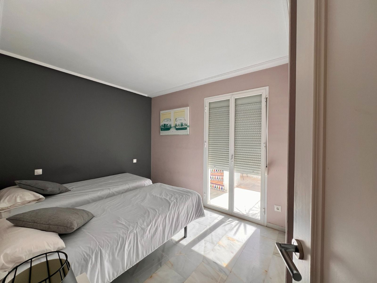 3 Bedroom Penthouse in Estepona - Photo 17