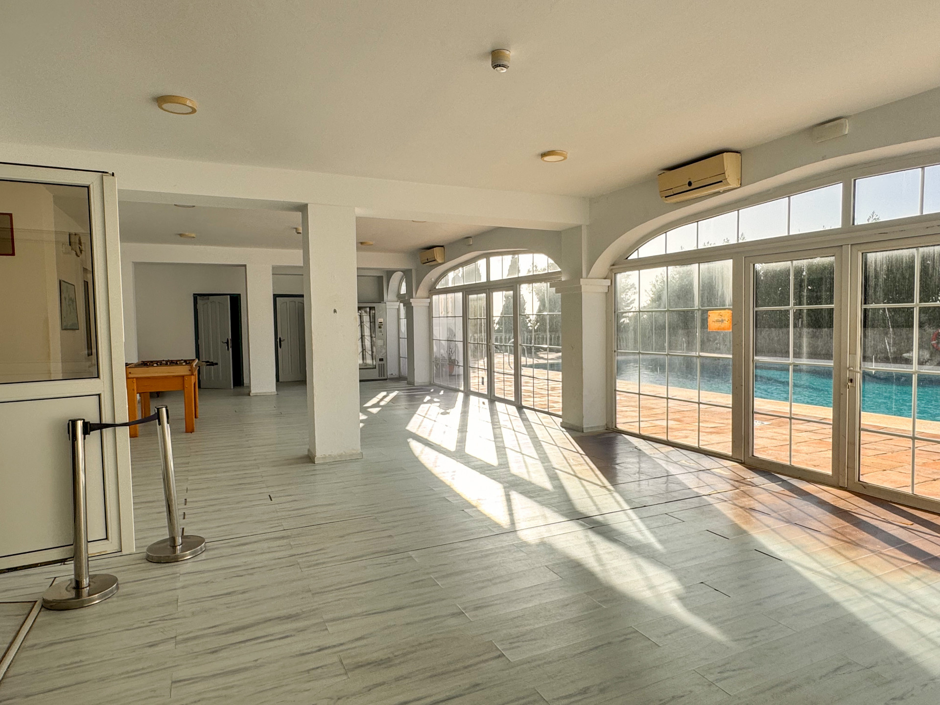 Local con piscina en Cádiz – Foto 16