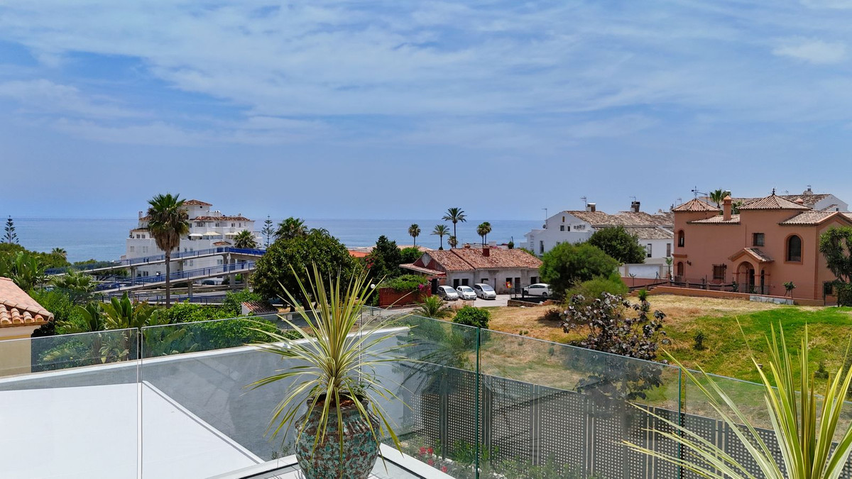 4 Bedroom Villa in Estepona - Photo 6