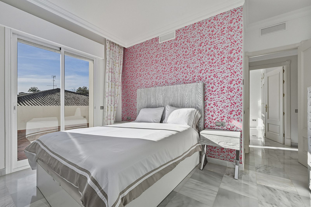 5 Bedroom Villa in San Pedro de Alcántara - Photo 11