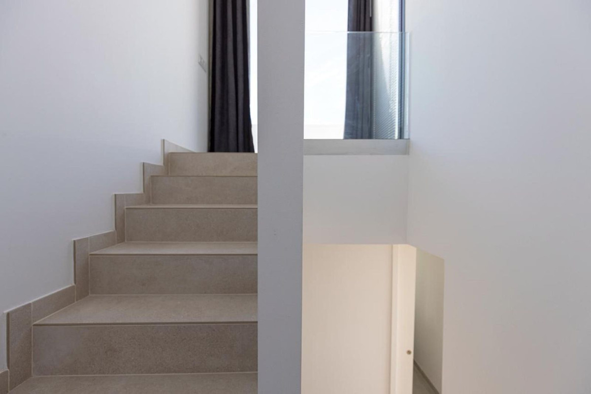 3 Bedroom Penthouse in Estepona - Photo 33