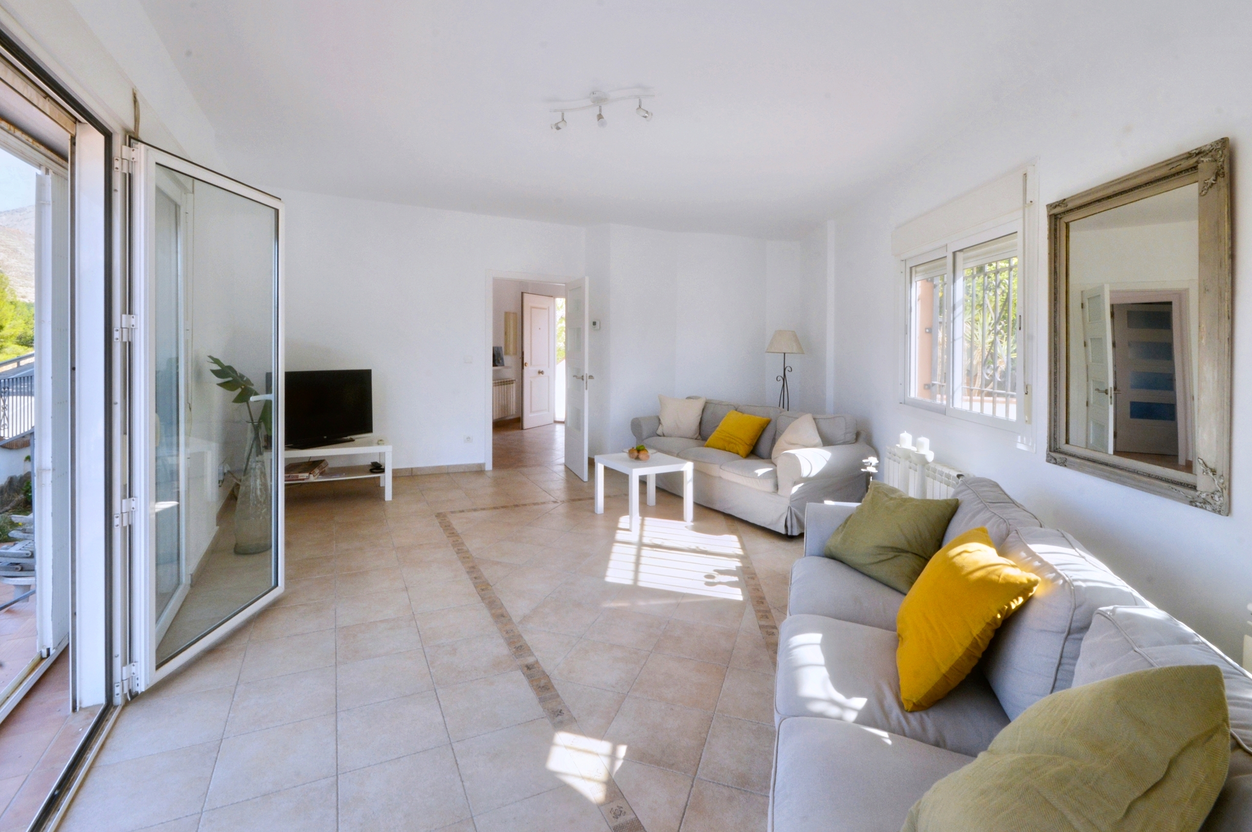 Chalet de 4 dormitorios con piscina en Granada – Foto 4