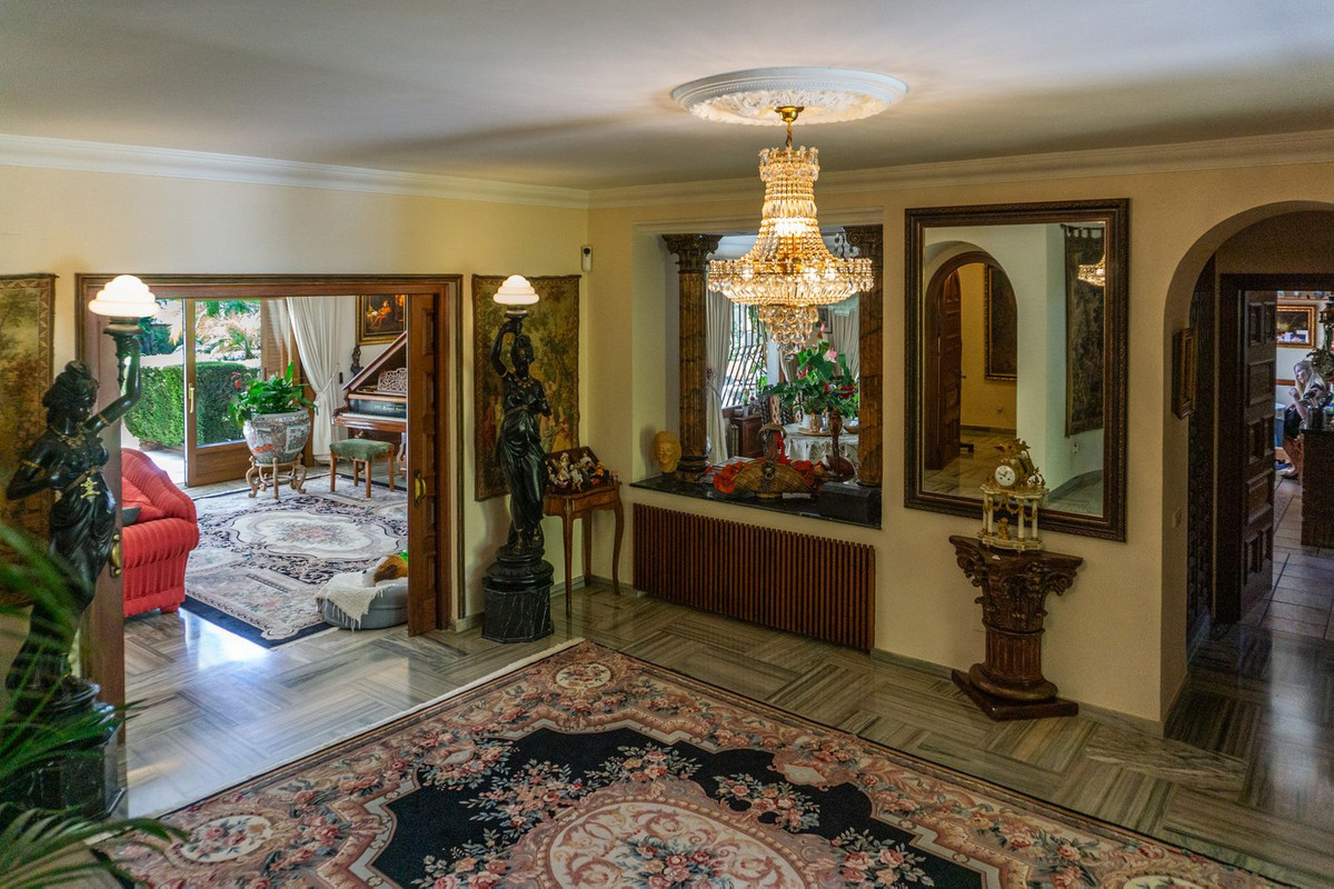 6 Bedroom Villa in Estepona - Photo 18