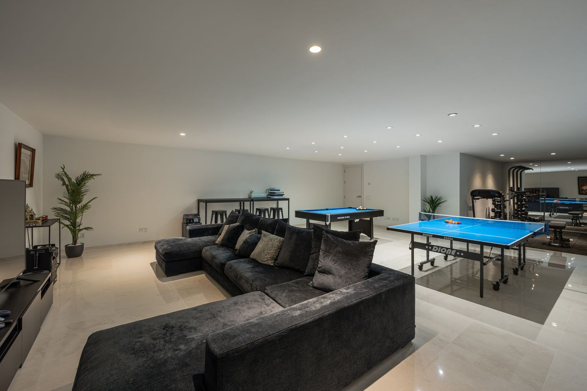 6 Bedroom Villa in Marbella - Photo 26
