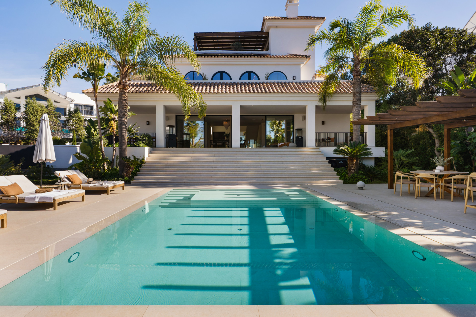6 Bedroom Villa in Marbella - Photo 2
