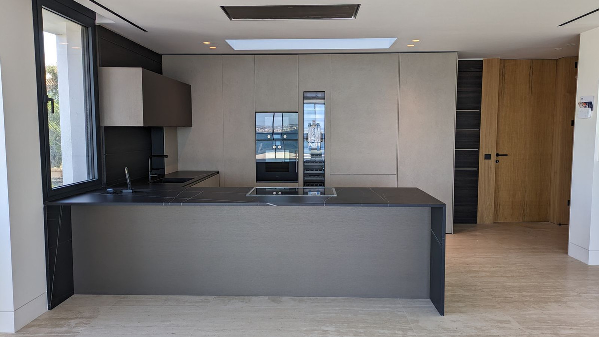 3 Bedroom Penthouse in Estepona - Photo 11