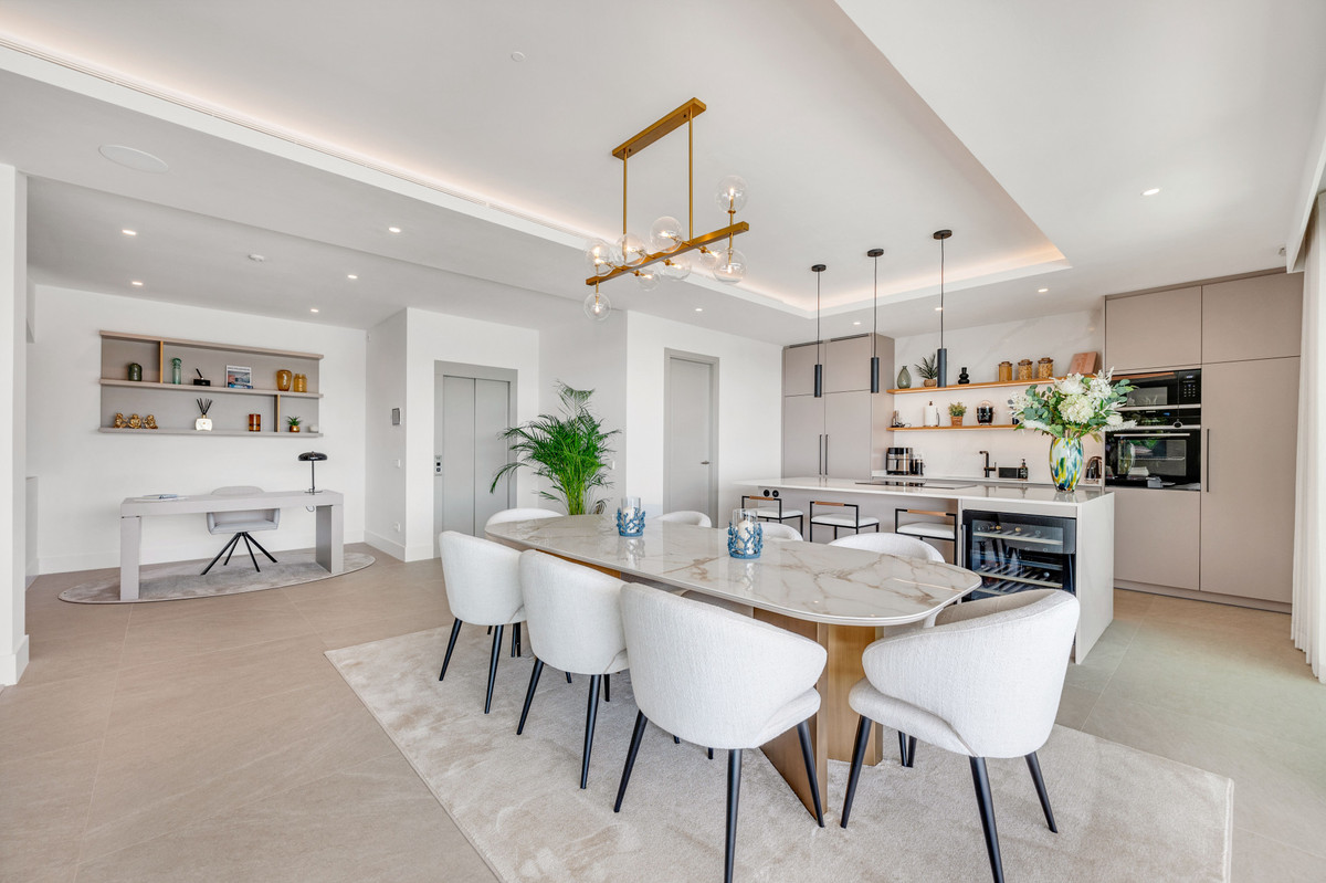 6 Bedroom Villa in Estepona - Photo 13
