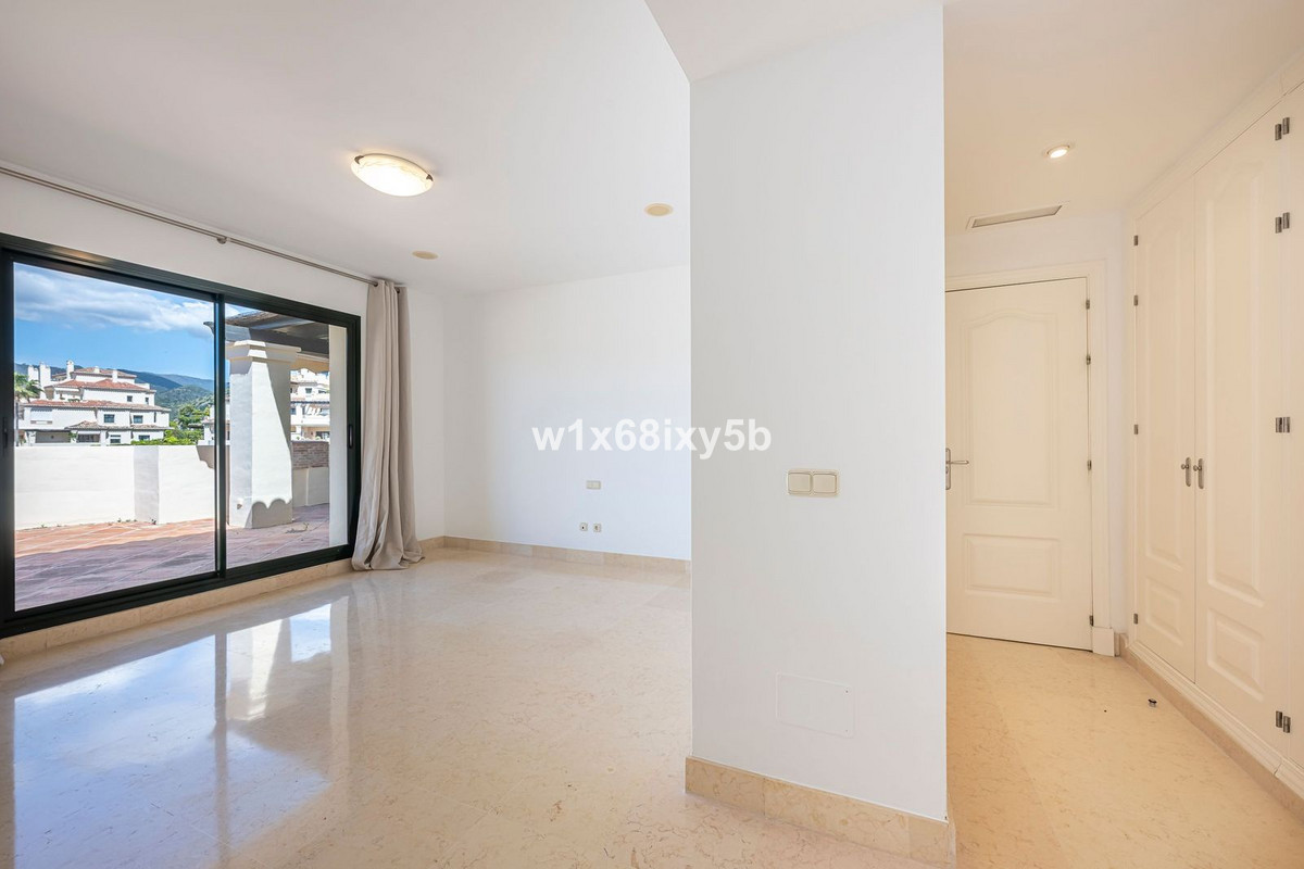 3 Bedroom Penthouse in Benahavís - Photo 23