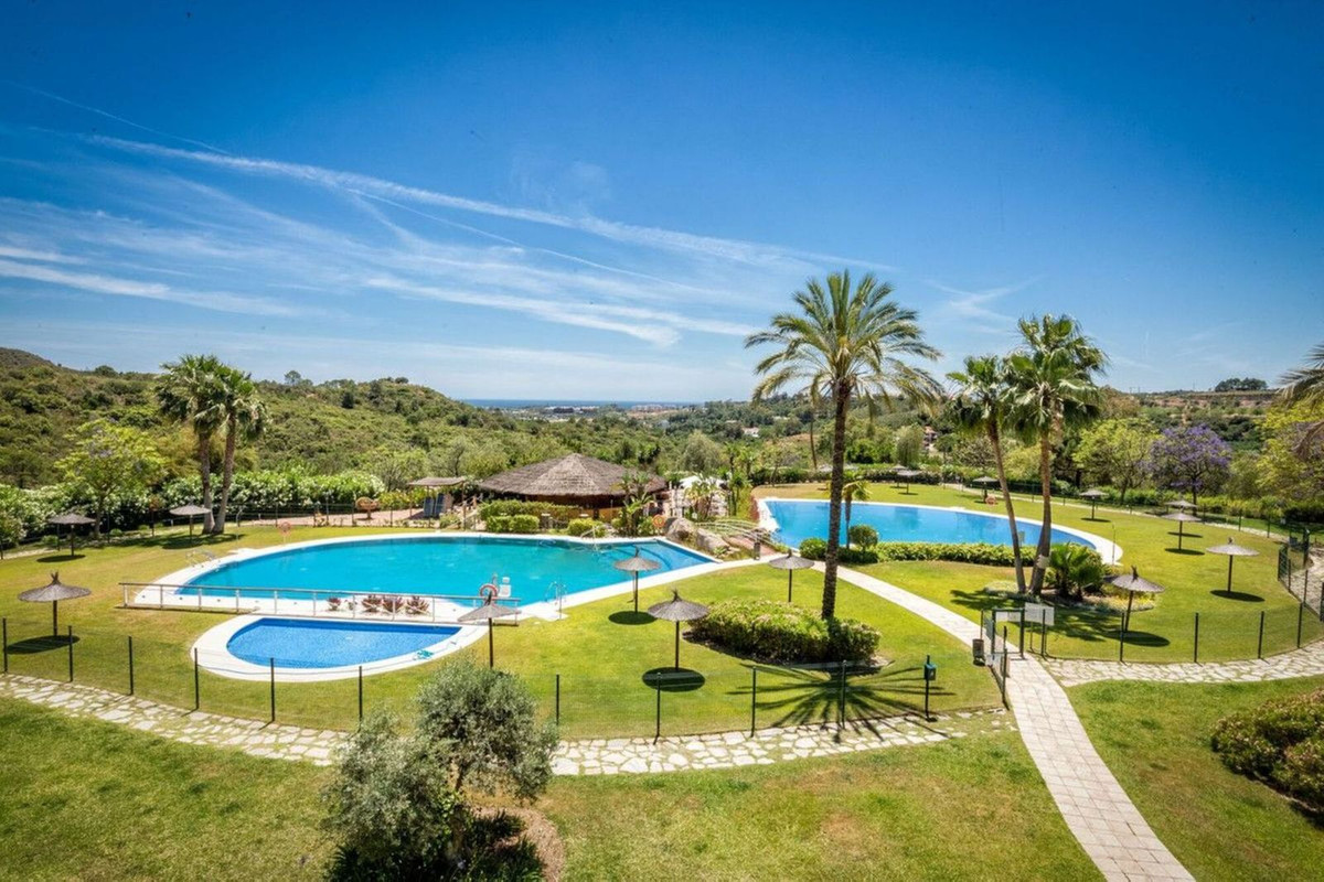 3 Bedroom Penthouse in Benahavís - Photo 40