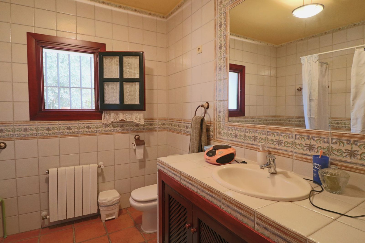 4 Bedroom Villa in Marbella - Photo 20