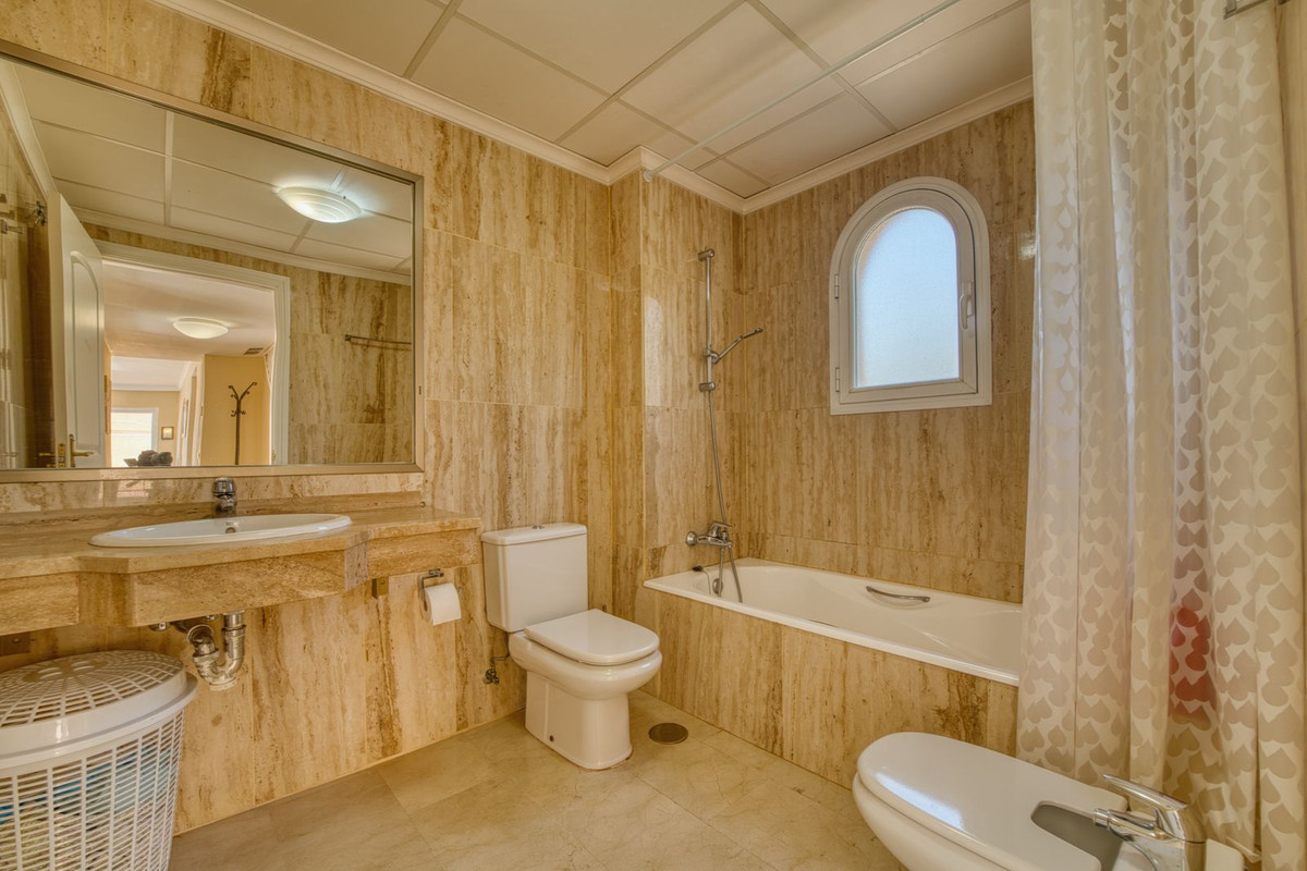 Piso de 3 dormitorios con piscina en Málaga – Foto 17