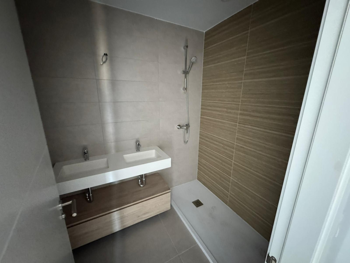2 Bedroom Penthouse in Estepona - Photo 9