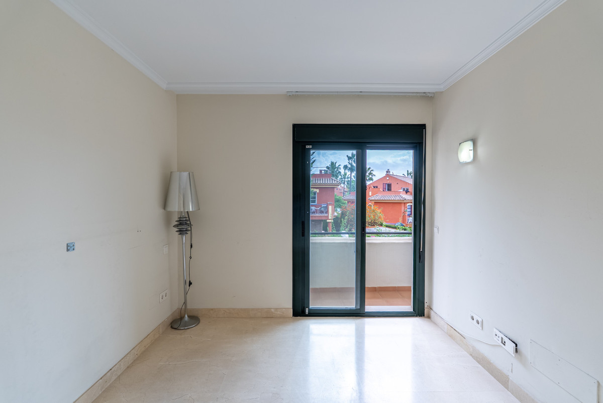 4 Bedroom Townhouse in Estepona - Photo 16