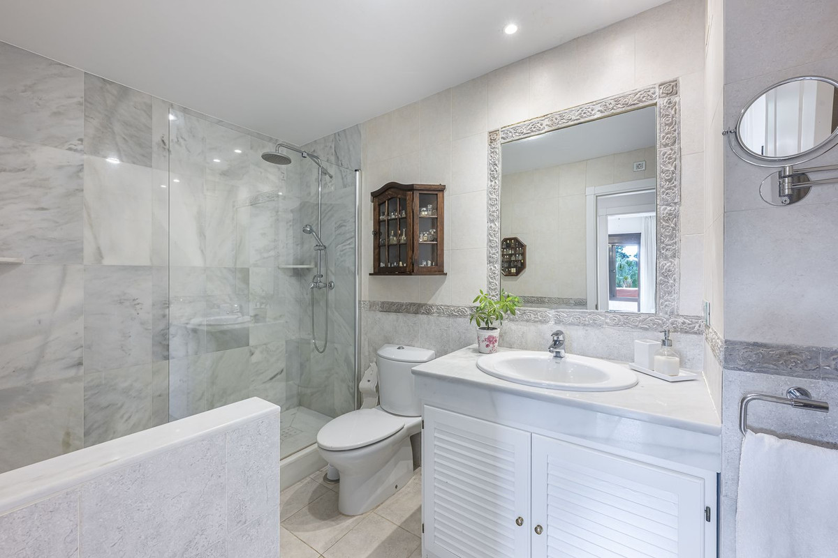 4 Bedroom Penthouse in Estepona - Photo 24