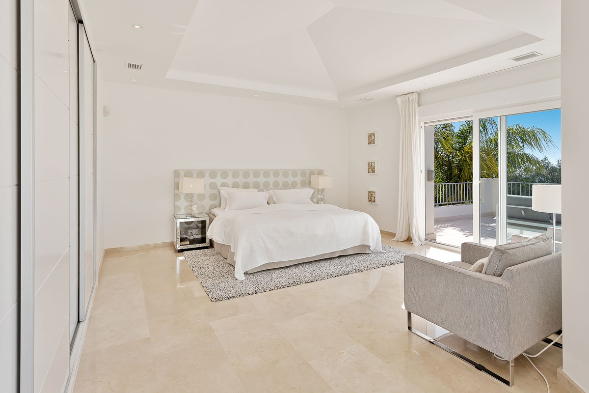 4 Bedroom Villa in Marbella - Photo 29