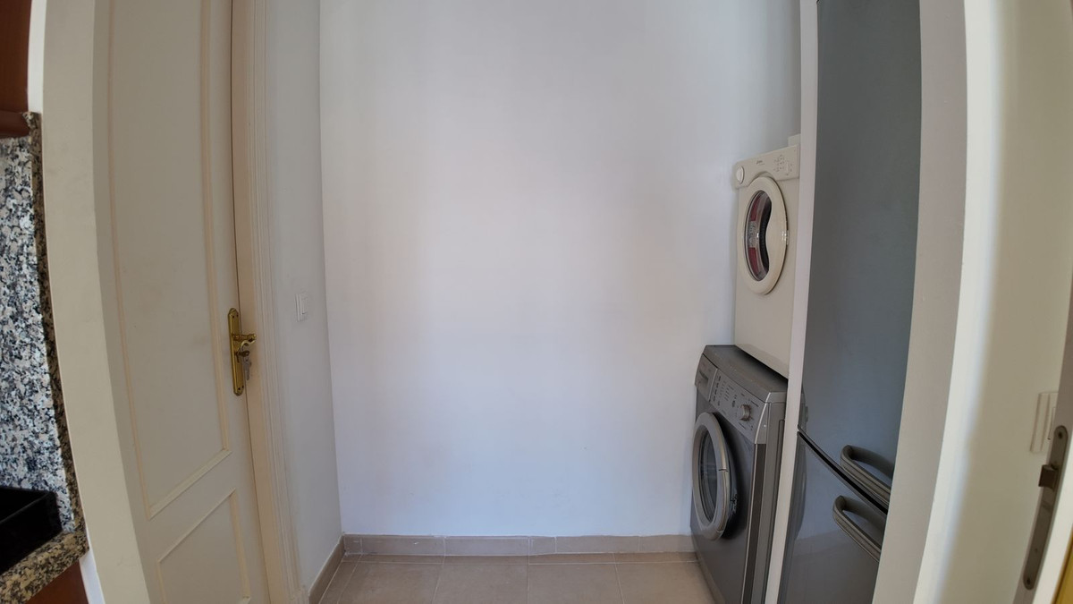 4 Bedroom Townhouse in Benahavís - Photo 33